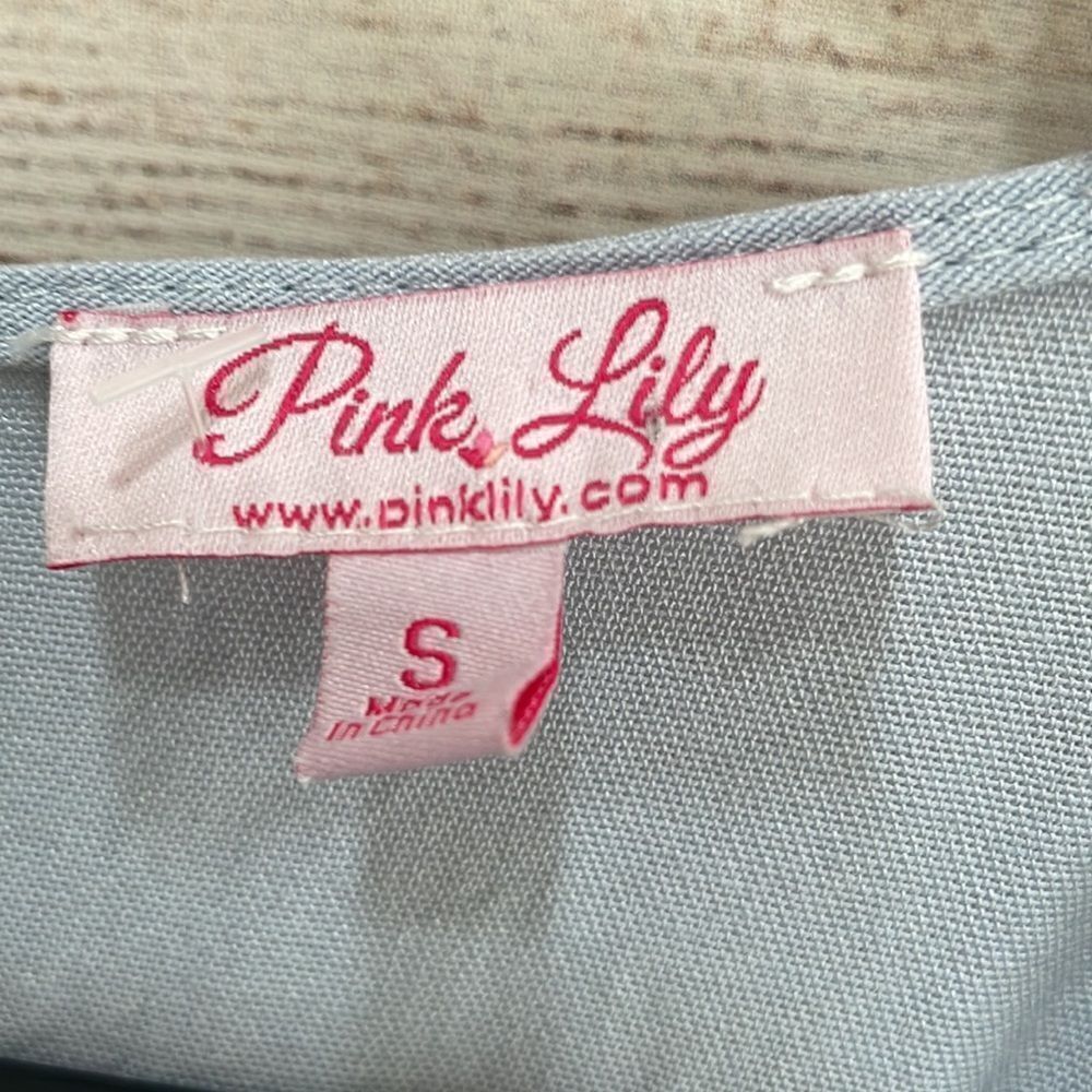 PINK LILY SMOCKED TOP WITH‎ BELL ALEEVES IN BLUE - Picture 4 of 7